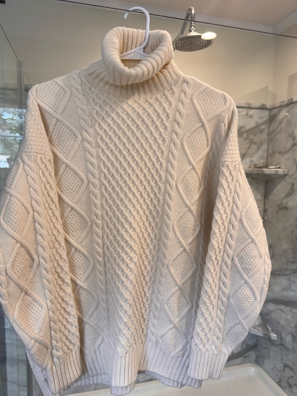 AritziaSunday Best Peggy Turtleneck Sweater
Cable-knit turtleneck sweater